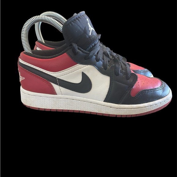 Nike Air Jordan 1 Low Bred Toe Black Red Size 3.5 Y 553560-612 - Picture 1 of 8